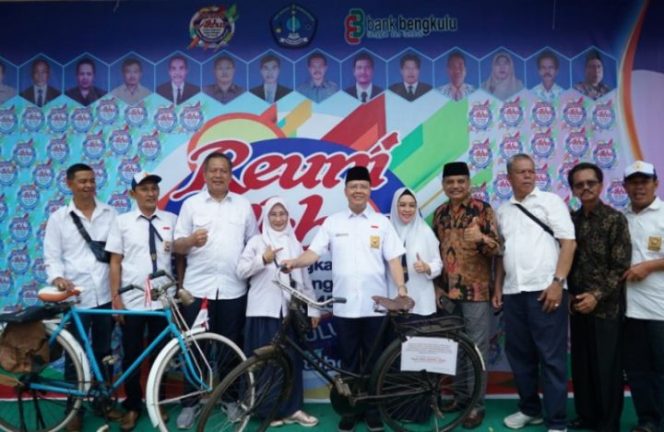 					Gubernur Rohidin Hadiri Reuni Akbar Lintas Angkatan SMPN 2 BS