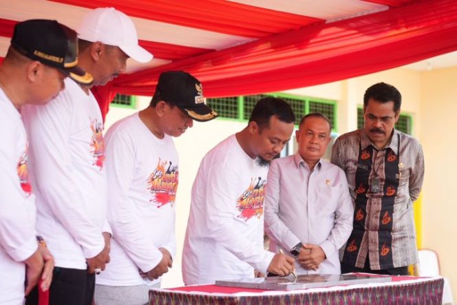 					Gubernur Resmikan Pengelolaan Sutera Disperin Provinsi di Wajo