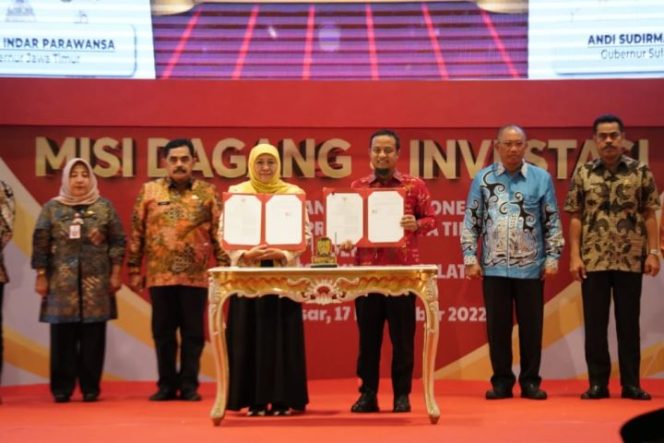 					Gubernur Jatim Khofifah Indar Parawansa dan Gubernur Sulsel Andi Sudirman Sulaiman (Andalan) tandatangan MoU kerjasama (Ist)