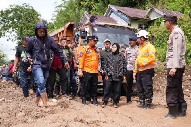 					Mensos RI tinjau titik longsor di Gowa bersama Gubernur Andi Sudirman dan Anggota DPR RI Ashabul Kahfi (Ist)