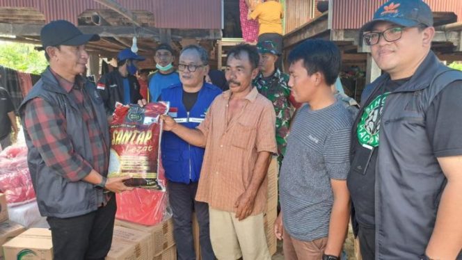 					Kabid Linjamsos Dinsos Sulsel saat menyerahkan bantuan korban banjir di Jeneponto (Ist)