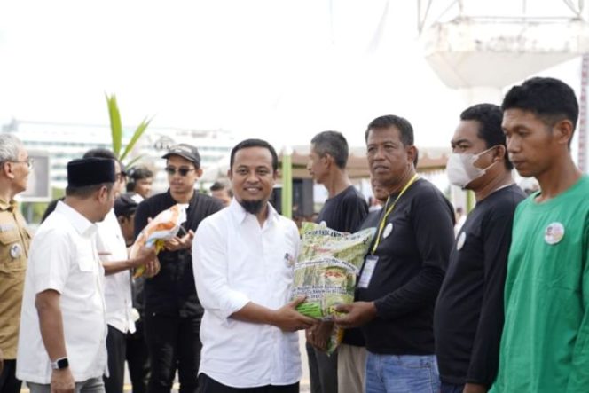 					Gubernur Andalan serahkan bantuan benih dan alat pertanian (ist)