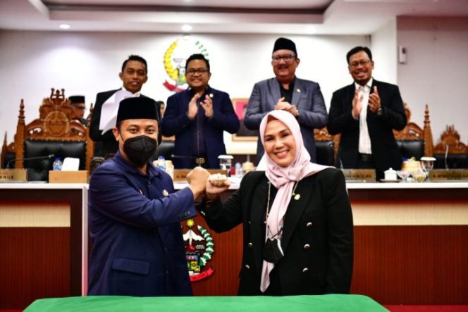 					Gubernur Andi Sudirman dan Ketua DPRD Andi Ina Kartika Sari (Ist)