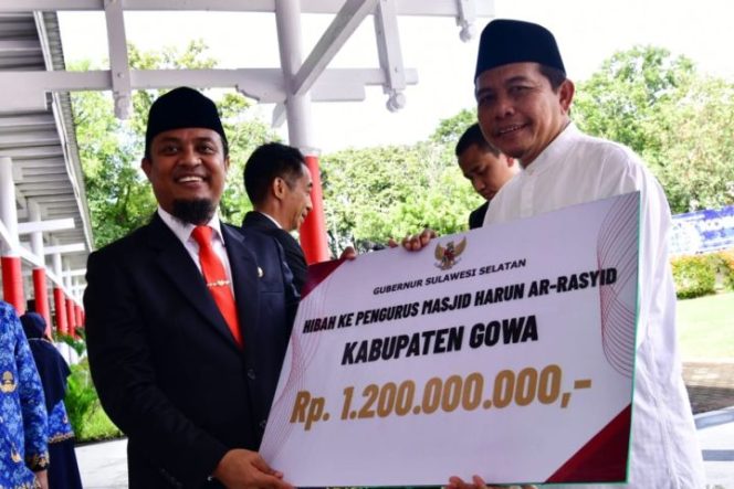 					Gubernur Andalan bagi-bagi Hibah untuk pembangunan Masjid (Ist)