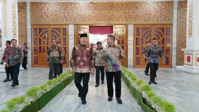 					Gubernur Rohidin Ramah Taman Bersama Pangdam II Sriwijaya Mayor Jenderal (Mayjen) TNI Hilman Hadi