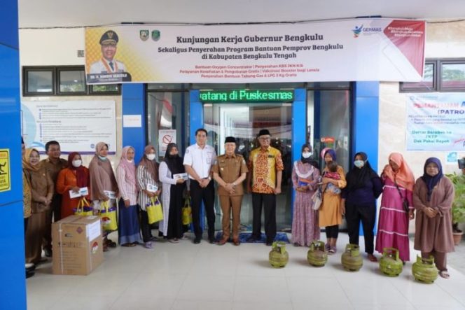 					Gubernur Rohidin Bagikan Tabung Gas LPG 3 Kg Gratis bagi Masyarakat Bengkulu Tengah