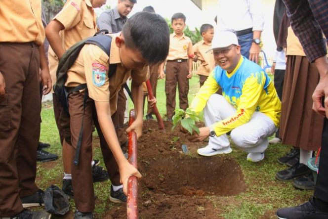					Gubernur Rohidin Lakukan Penanaman Pohon bersama Siswa SD di Bengkulu Selatan