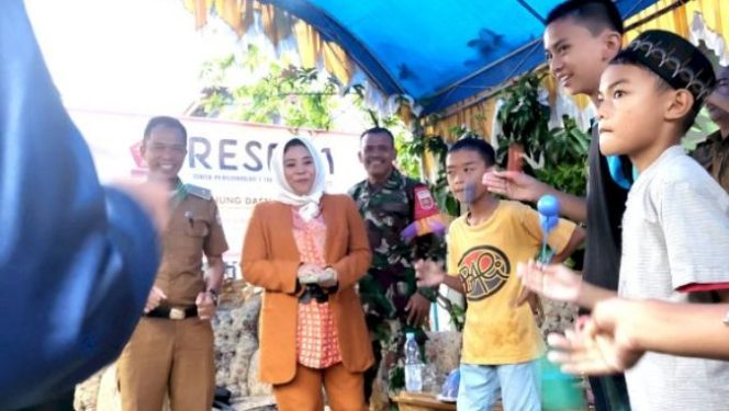 					Disela Reses di BTP, Nunung Dasniar Bagi Hadiah Pemenang Lomba Latto-latto