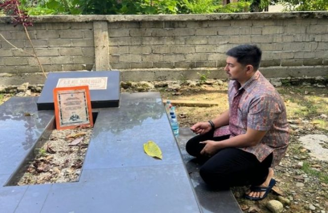 					Ziarah ke Makam Thoriq Husler, Akbar Leluasa Ungkap Almarhum Tokoh Panutan