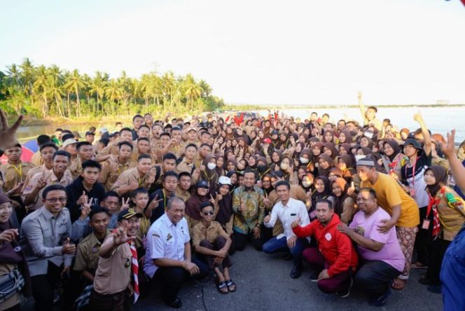 					Gubernur Andalan di tengah-tengah pelajar Kemah Konservasi Lingkungan di Bantaeng (Ist)