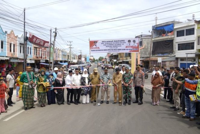 					Gubernur Sulsel Andi Sudirman Saat Resmikan Jalan Provinsi di Kabupaten Soppeng (Ist)