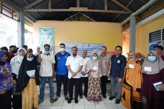 					Gubernur Andi Sudirman saat menyerahkan BLT BBM di Kabupaten Pangkep (Ist)