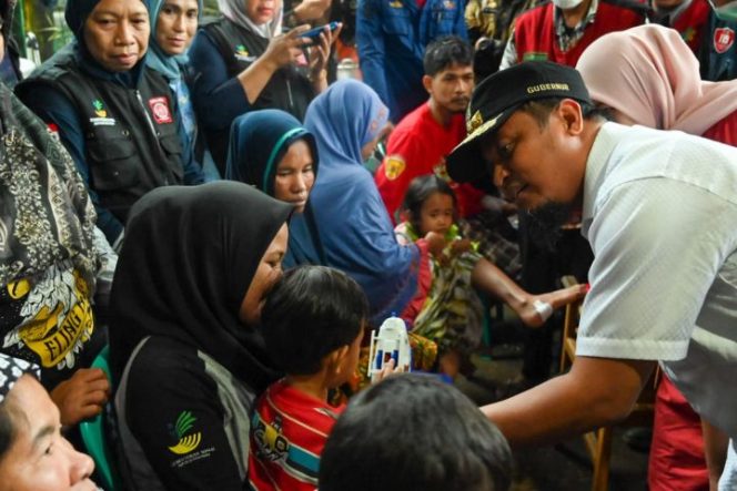 					Gubernur Sambangi Korban Longsor di Maros (Ist)