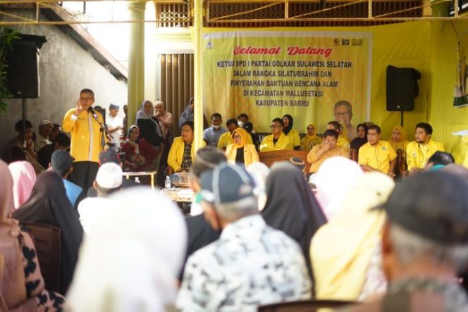 					Taufan Pawe Serahkan Bantuan Golkar Sulsel ke Korban Bencana Alam di Barru