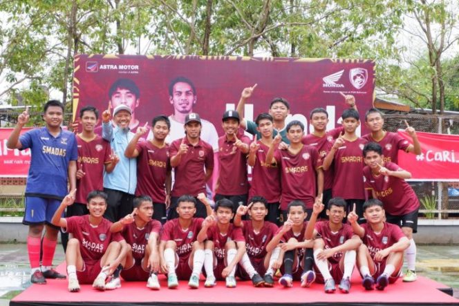 					Asmo Sulsel bersama 2 pemain bintang PSM Makassar edukasi siswa SMAN 21 Makassar (Ist)