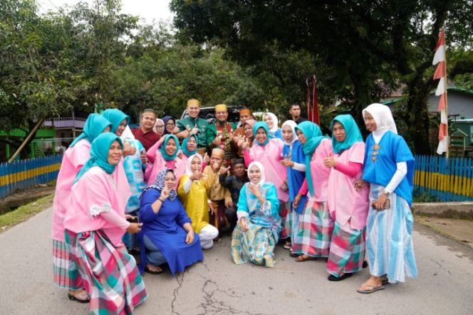 					Emak-emak Hadang Mobil Gubernur Sulsel, Demi Foto Bersama