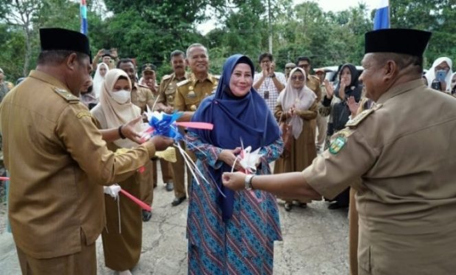 					Resmikan Gapura Desa, Bupati dan Ketua TP PKK Luwu Terharu