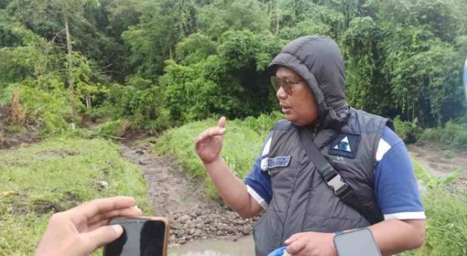 					Direktur Perusahaan Air Minum (PAM) Tirta Karajae Kota Parepare, Andi Firdaus Djollong  meninjau  bendungan usai hujan lebat (ist)