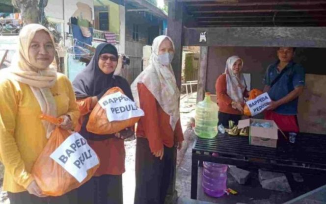 					Bappeda Pemkot Parepare salurkan bantuan bencana ke rumah warga (ist)