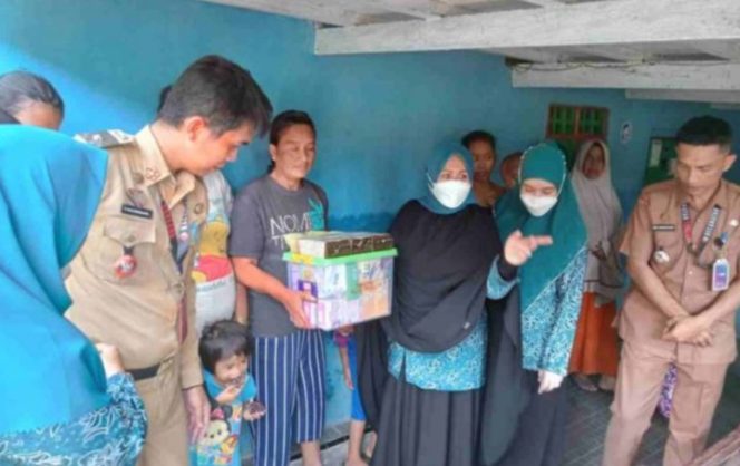 					Erna Rasyid Taufan Bersama Jajaran PKK salurkan bantuan ke rumah warga (ist)