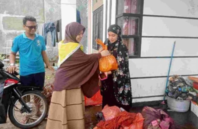 					Ketua TP PKK Parepare Erna Rasyid Taufan bersama Pramuka salurkan bantuan ke rumah warga (ist)