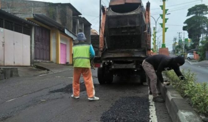 					Tim PUPR Parepare maksimalkan tambal lubang jalan kota (ist)