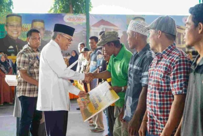 					Wali  Kota Parepare Taufan Pawe menyerahkan bantuan kepada masyarakatnya yang menjadi korban bencana alam (ist)