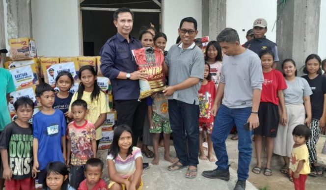 					Gubernur Sulsel Kirim Logistik 1 Ton Beras Korban Banjir di Desa Cenning Lutra