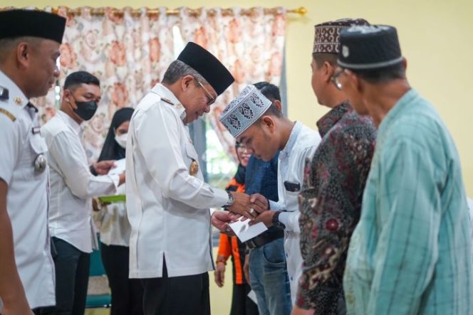 					Taufan Pawe Serahkan Insentif Imam Masjid dan Ketua RT