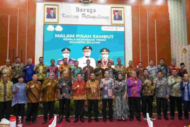 					Wali Kota Parepare Taufan Pawe menghadiri malam pisah sambut Kepala Kejaksaan Tinggi (Kajati) Sulsel dari Febrytrianto kepada Leonard Eben Ezer Simanjuntak (ist)