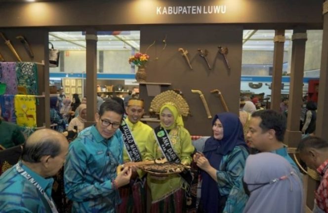 					Sandiaga Uno Apresiasi Badik Luwu Saat Kunjungi Stand Dekranasda Luwu