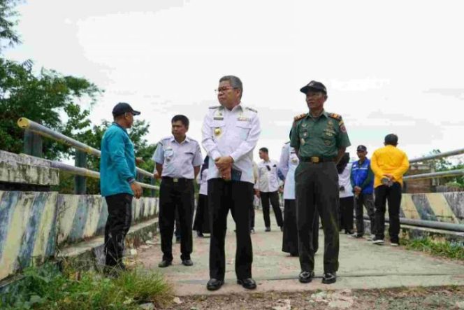					Wali Kota Parepare Taufan Pawe (TP) saat meninjau lokasi banjir (ist)
