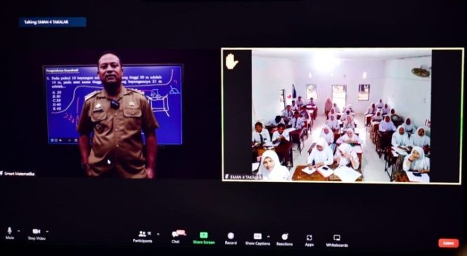 					Gubernur Andi Sudirman mengajar di Smart School (ist)