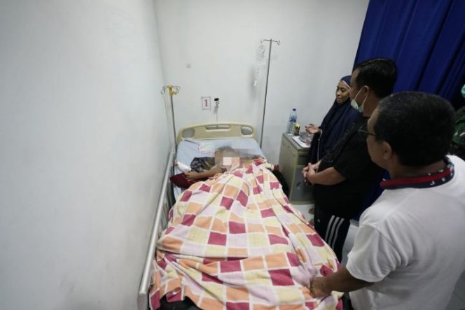 					Gubernur Andi Sudirman saat jenguk korban kubah Masjid roboh di Makassar (dok)