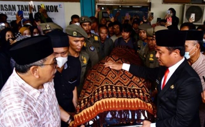 					Gubernur Sulsel Lepas Jenazah Wabup Luwu Syukur Bijak