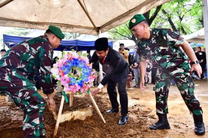 					Gubernur Sulsel Pimpin Upacara Pemakaman Menantu Wapres RI