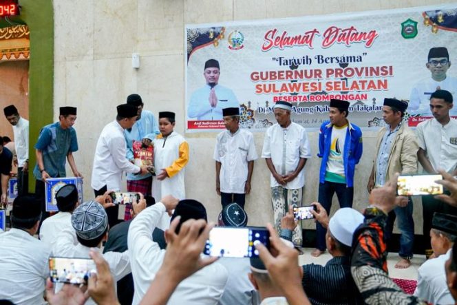 					Tarawih di Takalar, Gubernur Bagikan 300 Paket Lebaran
