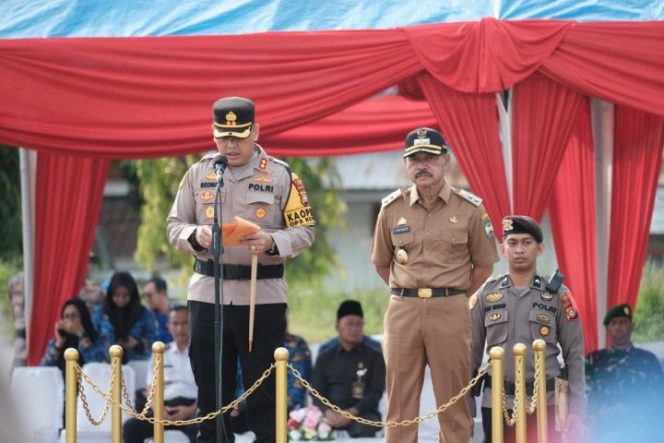 					Kapolres Gowa AKBP Reonald T.S Simanjuntak (kiri), Wabup Gowa H. Abd Rauf Malaganni Kr Kio (kanan) pada Apel Gelar Pasukan Operasi Ketupat Tahun 2023 di halaman  Balla Lompoa, Senin (17/4/2023) pagi tadi. 