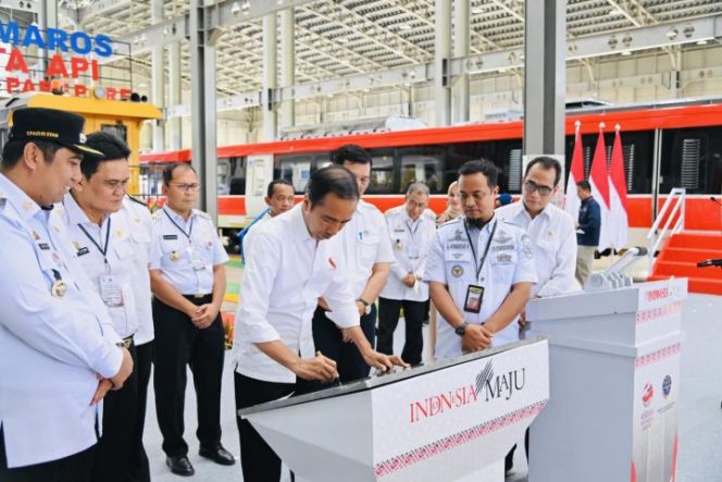 					Presiden Jokowi saat meresmikan Kereta Api Makassar - Parepare (ist)