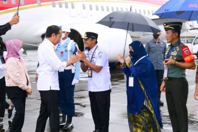 					Presiden Jokowi - Ibu Iriana Jokowi tiba di Sulsel (Dok)