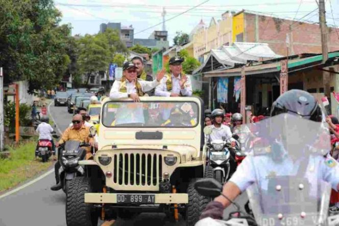 					Wali Kota Taufan Pawe bersama Wakilnya Pangerang Rahim dan Jajaran Pemkot Parepare mengarak Piala Adipura keliling Kota (Dok)