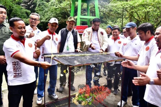 					GUbernur Andi Sudirman Sulaiman melepas 19 Spesies Kupu-kupu di Temu Nasional IKA UNHAS (dok)