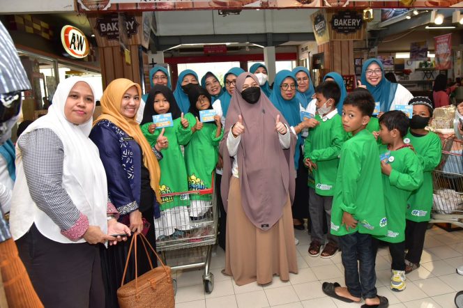 					Naoemi Octarina Berbagi Kado Lebaran Anak Yatim dan Dhuafa