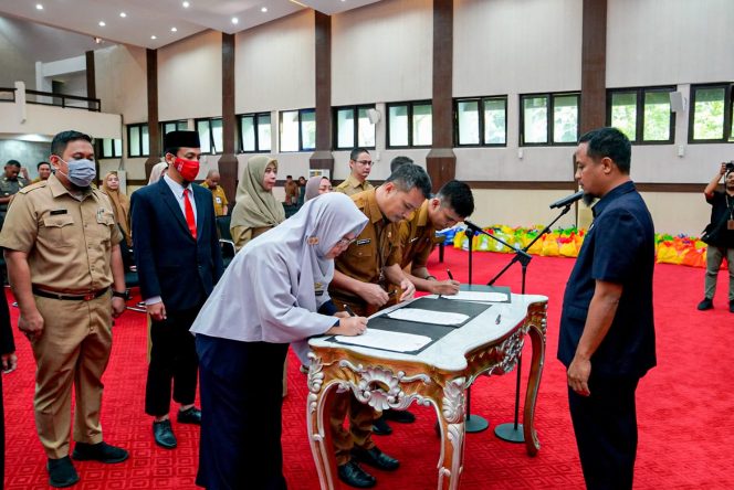 					Lantik 13 Pejabat, Andi Sudirman Ingatkan Loyalitas ASN