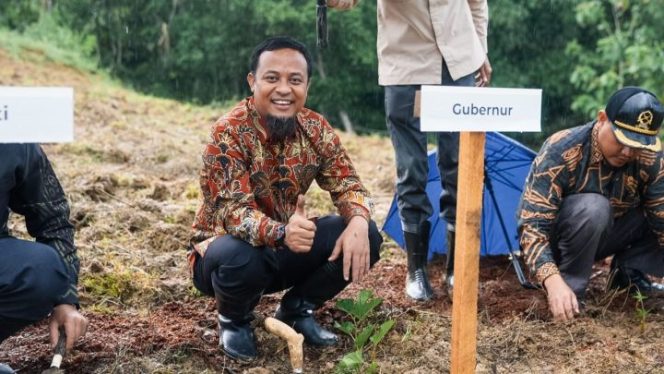 					Gubernur Andalan Kembalikan Kejayaan Sutera, Tanam 2,5 Juta Bibit Murbei 