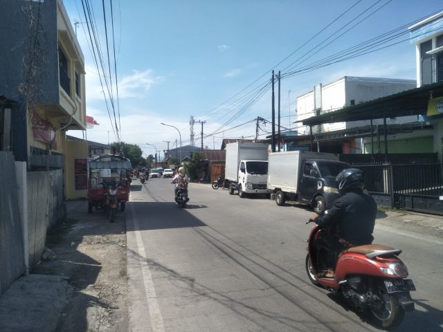 Kantor distributor mineral kemasan CLEO (Kanan) di Jalan Muh. Tahir kota makasar yang dikeluhkan karyawannya.