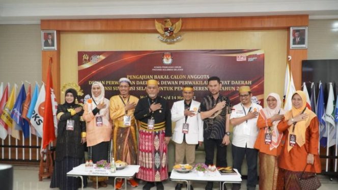 					PKS Sulsel Partai Pertama Setor Daftar Bacaleg di KPU