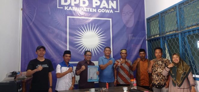 					Muhlis Paraja Daeng Pajari Ketua AMAN Gowa (memakai Songkok Racca) daftarkan diri ke kantor PAN Gowa Jalan Andi Tonro bersama rombongan. 