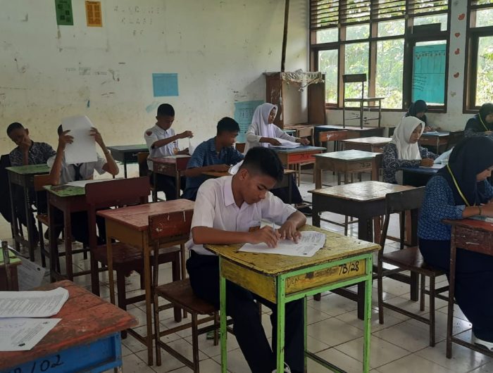 Pelaksanaan Ujian tingkat SMP.