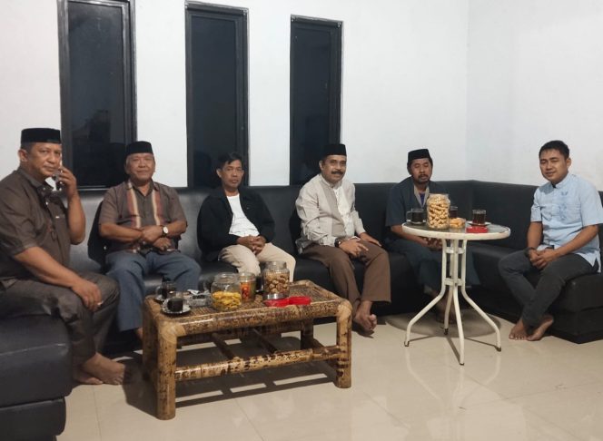 					Pengusaha Muda Ikmal (Baju Biru Muda, kanan) saat menemui Ketua DPC Partai Hanura Sinjai Hasan Basri Ambarala (Dok)